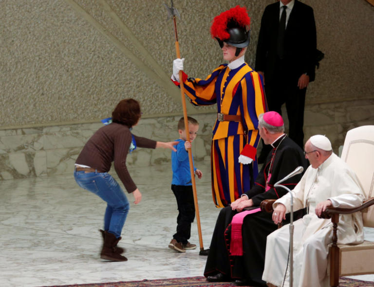 Ο πιτσιρικάς που έκανε άνω – κάτω το Βατικανό και η αντίδραση του Πάπα Φραγκίσκου! [pics]