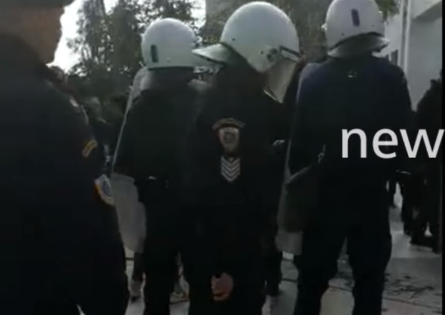 Επίθεση αντιεξουσιαστών κατά αστυνομικών έξω από το Πρωτοδικείο – video