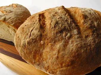 Φτιάξτε πεντανόστιμο Αγιορείτικο ψωμί μόνο με 4 υλικά!