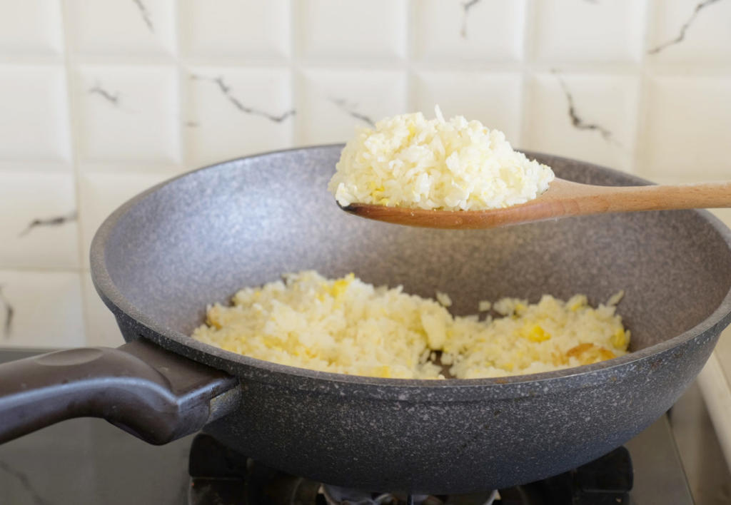 Τι λένε οι γιατροί για το πώς και πότε να βάζετε το ρύζι στο ψυγείο – Κίνδυνος δηλητηρίασης αν το ξαναζεστάνετε!