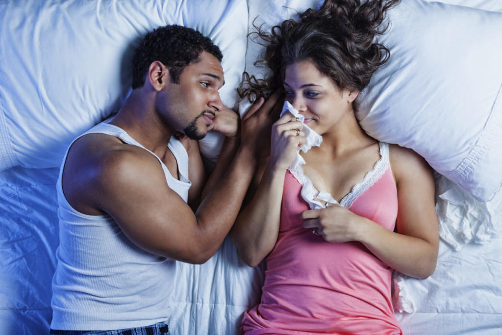 Είναι ασφαλές το σεξ όταν κάποιος έχει κρύωμα ή γρίπη; Δύο γιατρίνες απαντούν…