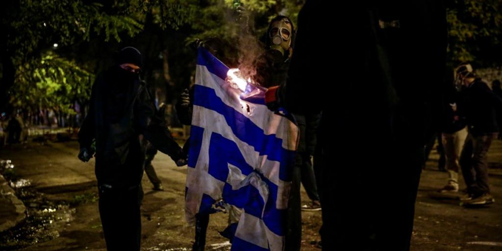 Επέτειος Πολυτεχνείου – Κουκουλοφόροι έκαψαν την ελληνική σημαία – Μαίνονται οι μάχες