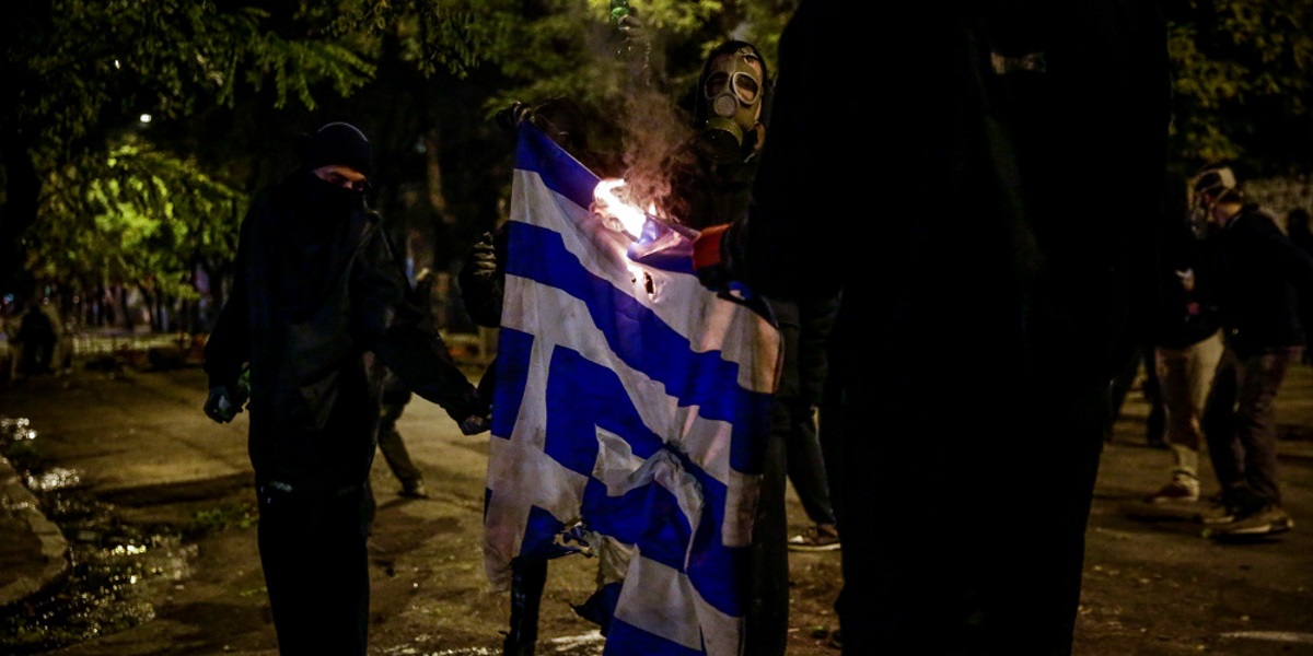 Επέτειος Πολυτεχνείου – Κουκουλοφόροι έκαψαν την ελληνική σημαία – Μαίνονται οι μάχες