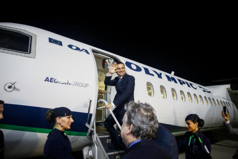 Με την πρώτη απευθείας πτήση Αθήνα - Σκόπια έφυγε ο αντιπρόεδρος της ΠΓΔΜ - Τον "ξεπροβόδισε" ο Κατρούγκαλος [pics]