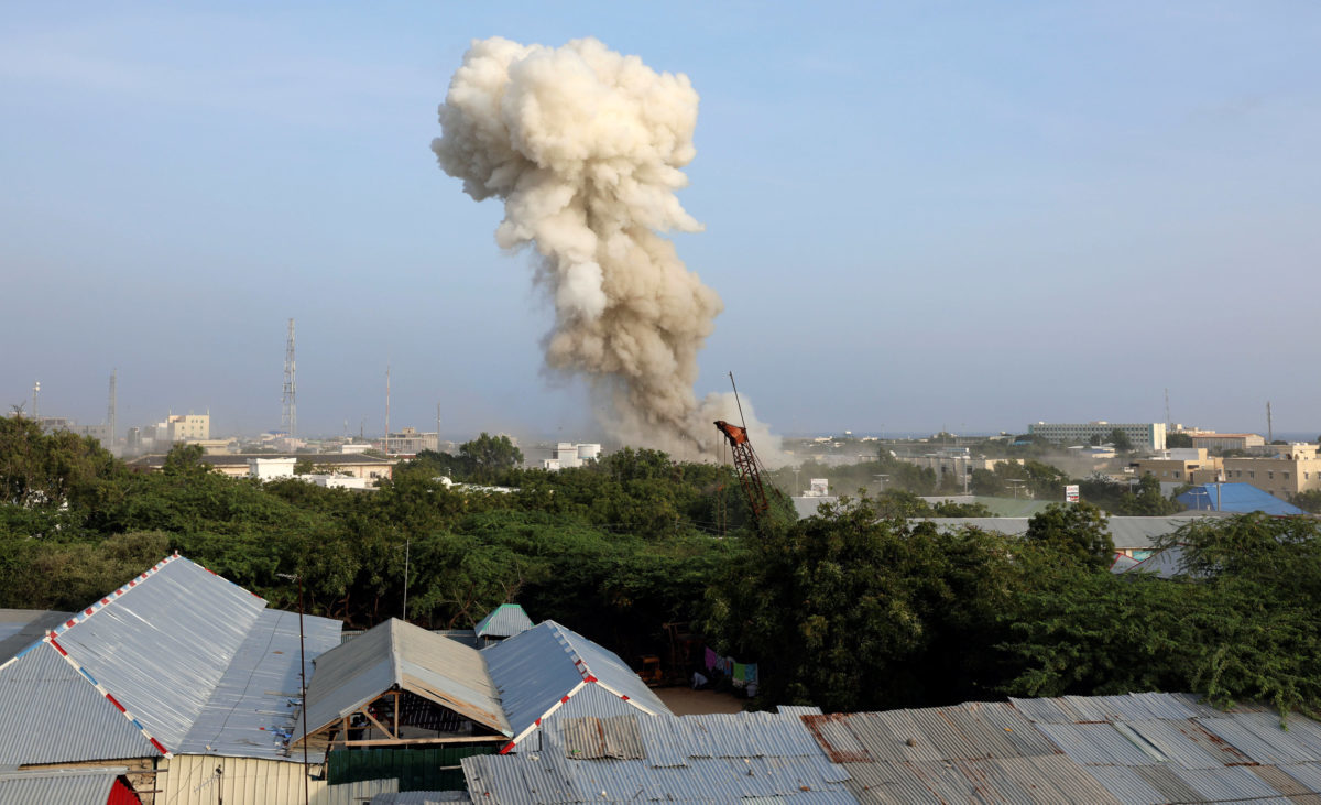 Σομαλία: Λουτρό αίματος στο Μογκαντίσου – 17 νεκροί από τριπλή βομβιστική επίθεση [pics]