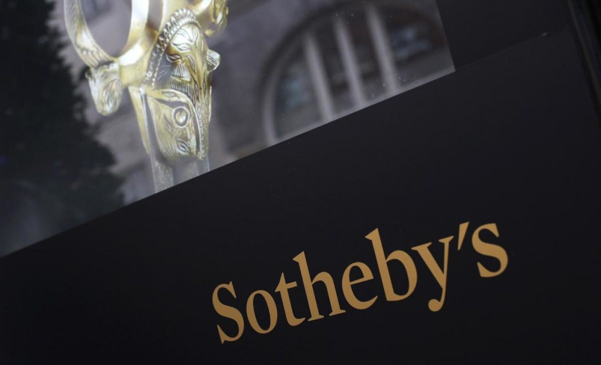 Σεληνιακές μικροσκοπικές πέτρες σάρωσαν σε δημοπρασία του οίκου Sotheby’s