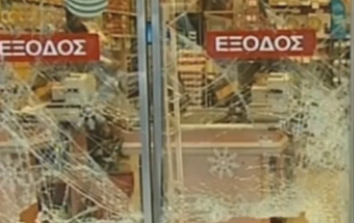 Θεσσαλονίκη: Μπούκαραν με αυτοκίνητο σε σούπερ μάρκετ – Η λεία των δραστών προκάλεσε έκπληξη – video
