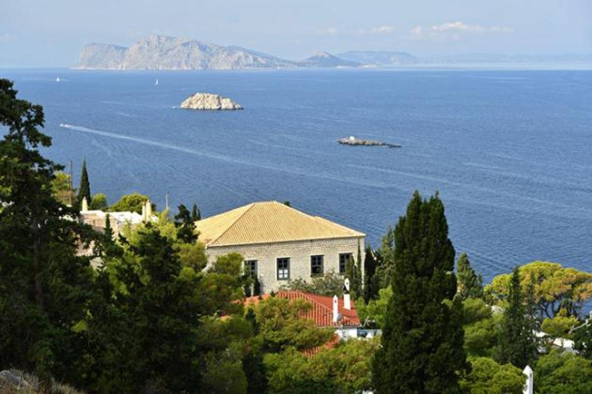 “Στο σφυρί” το ιστορικό σπίτι του Ναυάρχου Μιαούλη στην Ύδρα! [pics]
