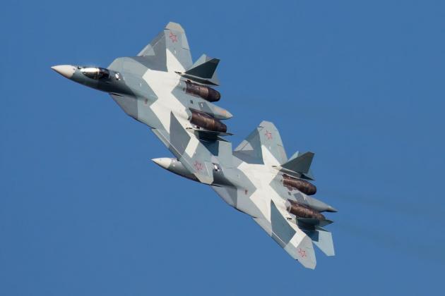Αποκαλυπτικά πρώτα πλάνα του ρωσικού stealth Su-57 να “παραμονεύει” πάνω από τη Συρία! [pic,vid]