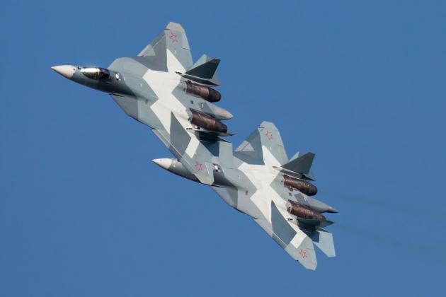 Αποκαλυπτικά πρώτα πλάνα του ρωσικού stealth Su-57 να “παραμονεύει” πάνω από τη Συρία! [pic,vid]
