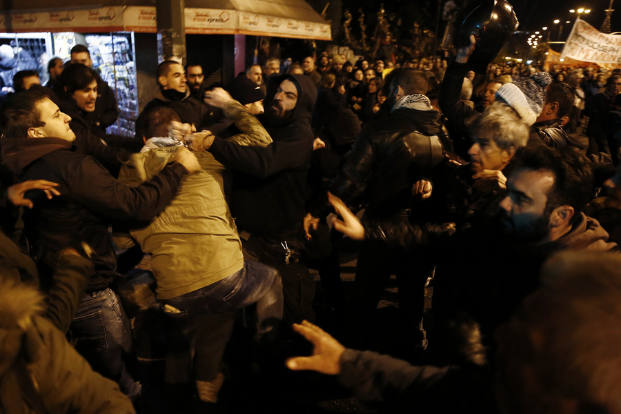 Πολυτεχνείο: Μπουκάλια και γροθιές εναντίον μελών του ΣΥΡΙΖΑ στην πορεία