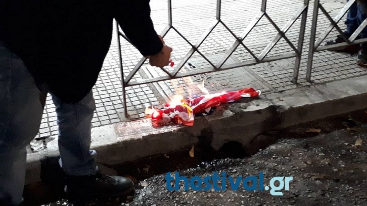 Πολυτεχνείο: Έκαψαν την αμερικανική σημαία στη Θεσσαλονίκη – video