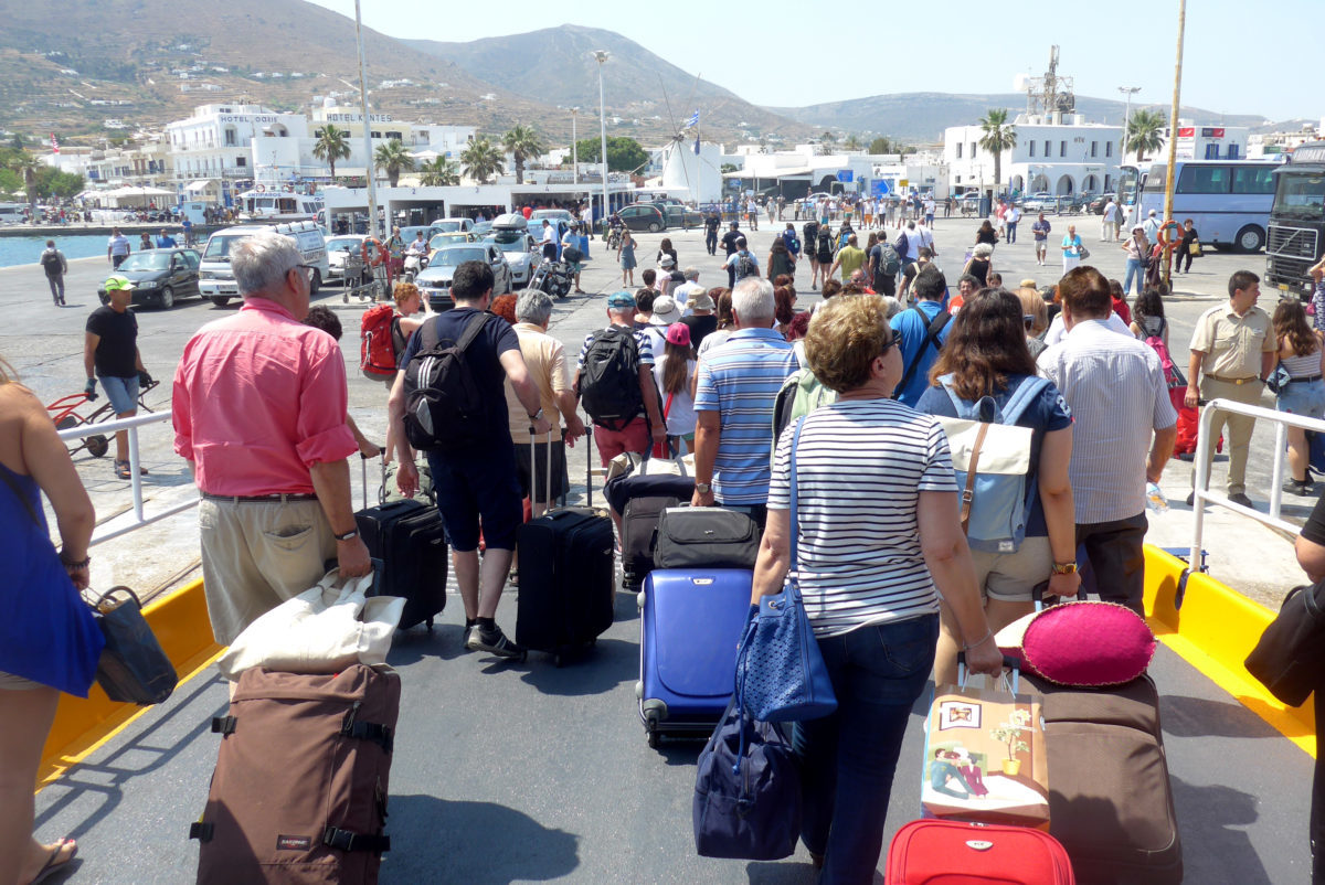 Το προφίλ των τουριστών στην Ελλάδα: Πλούσιοι και μορφωμένοι που λατρεύουν τον “ήλιο και τη θάλασσα”!
