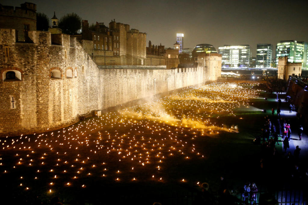 10.000 πυρσοί άναψαν στον Πύργο του Λονδίνου 100 χρόνια μετά τη λήξη του Α Παγκοσμίου Πολέμου [pics]