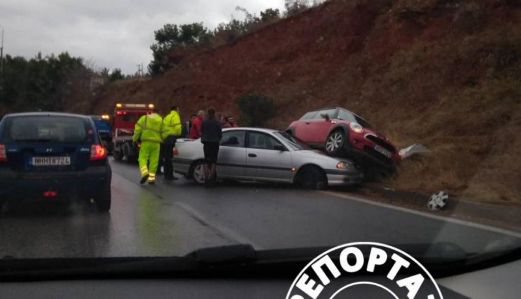 Θεσσαλονίκη: Το ένα αυτοκίνητο ανέβηκε πάνω στο άλλο! [pics]