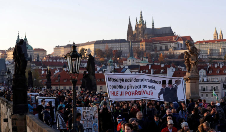 Τσεχία: Χιλιάδες διαδηλωτές ζήτησαν την παραίτηση του πρωθυπουργού
