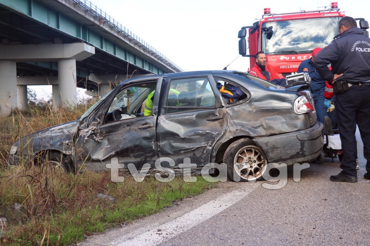 Φθιώτιδα: Αυτοκίνητο καρφώθηκε πίσω από φορτηγό! Στο νοσοκομείο ο οδηγός