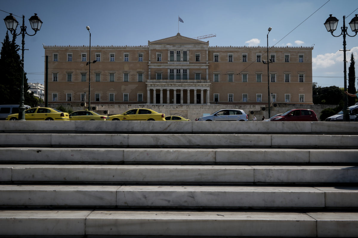 Κατατέθηκε το νομοσχέδιο για μείωση εισφορών σε 250.000 ελεύθερους επαγγελματίες – Τι προβλέπει