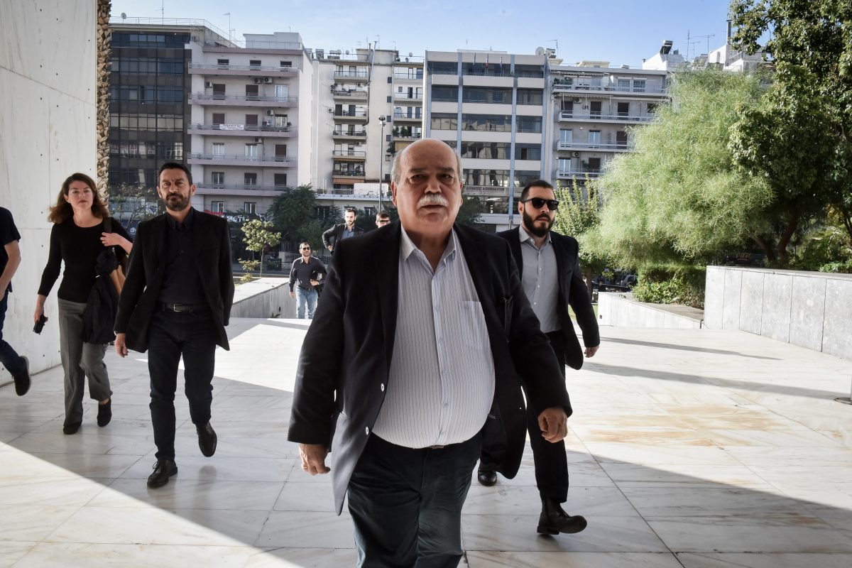 Οργή Βούτση για τα περί αναδρομικών των βουλευτών – «Ανοησίες και επιστημονικό κατασκεύασμα»