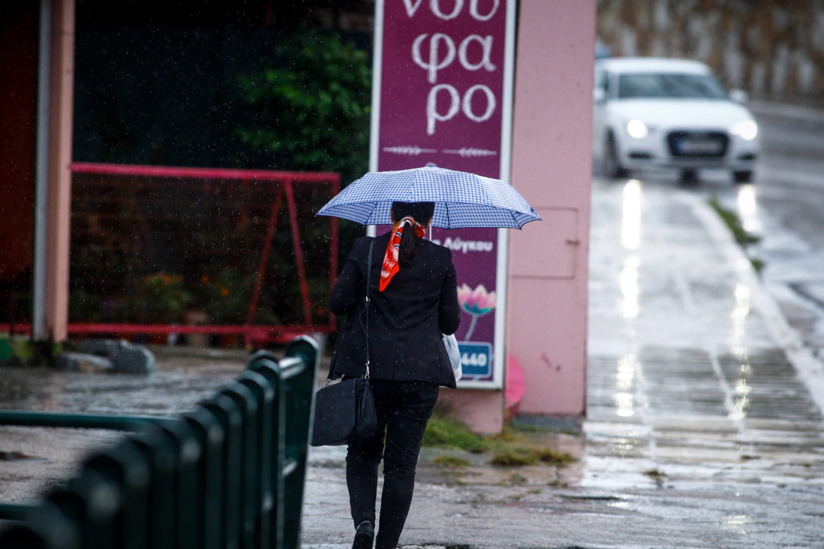 Λέσβος: Έβρεξε προβλήματα σε διάφορα σημεία – Το νερό κατέβασε στους δρόμους πέτρες και κλαδιά!