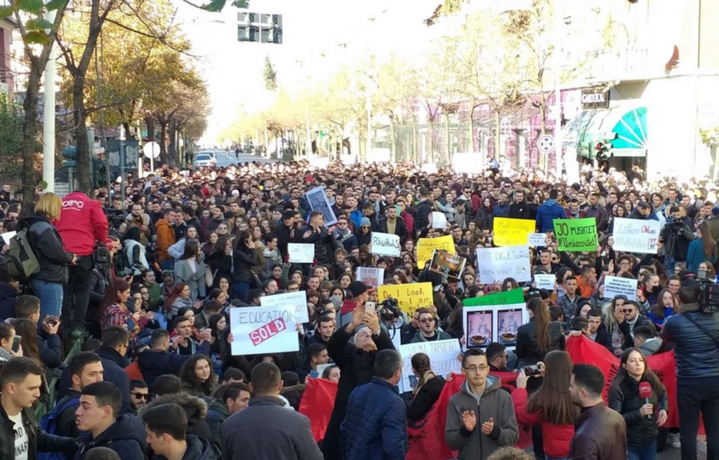 “Φλέγεται” η Αλβανία από φοιτητικές διαδηλώσεις – Στο στόχαστρο ο Ράμα!