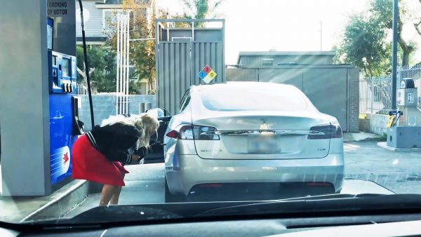 Έτσι βγαίνουν τα ανέκδοτα! Οδηγός ψάχνει να βάλει βενζίνη σε ηλεκτρικό αυτοκίνητο!!! [vid]