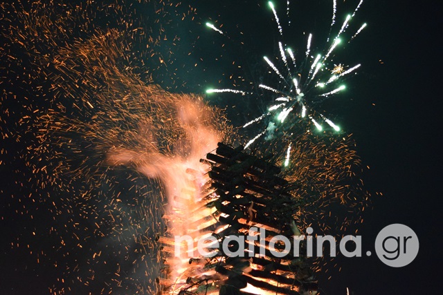 Το εντυπωσιακό έθιμο με τις φωτιές στη Φλώρινα – Μαγικές εικόνες – video, pics