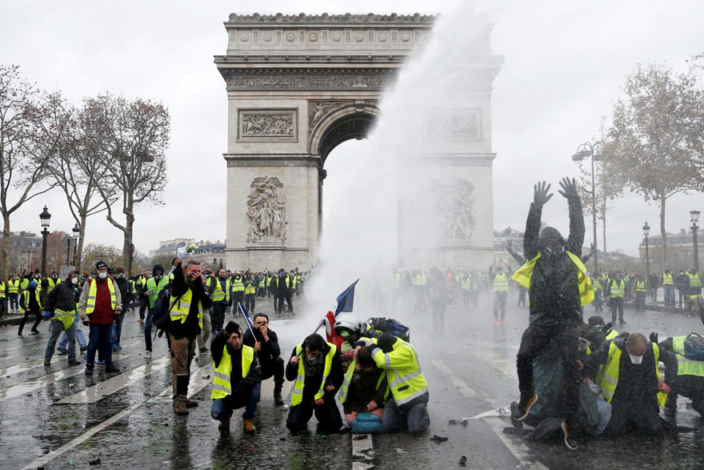 Παρίσι: Διέξοδο μετά τις οδομαχίες αναζητούν Μακρόν και “κίτρινα γιλέκα”