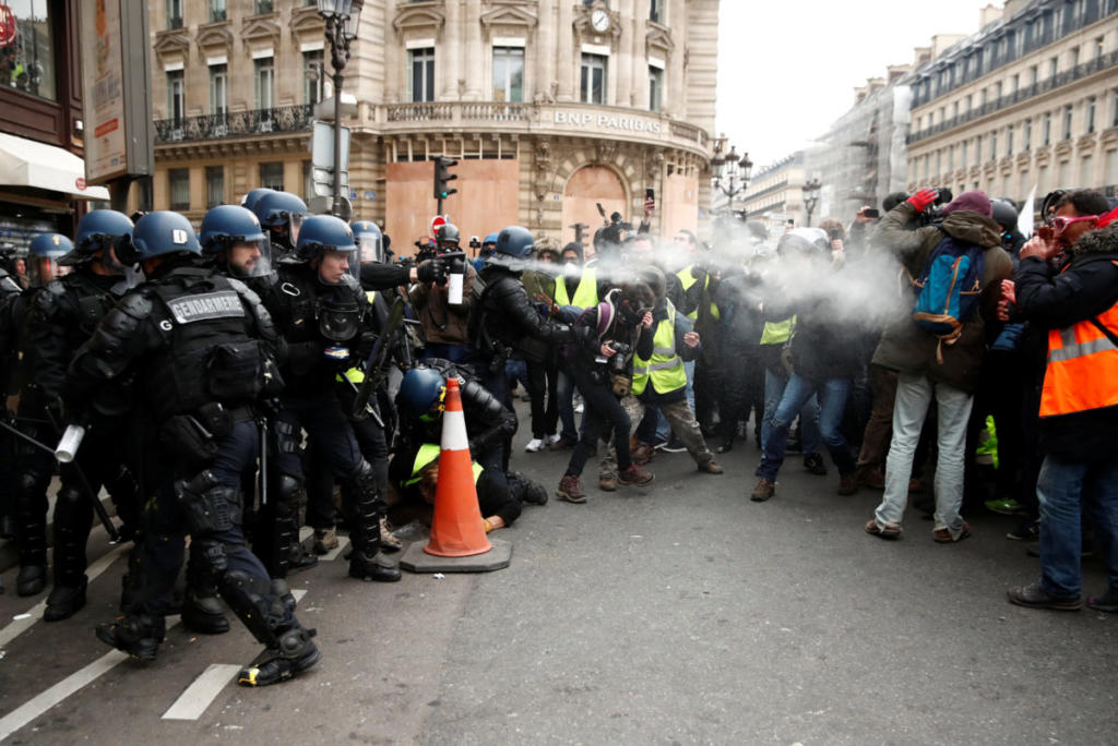 “Κίτρινα γιλέκα”: Ξύλο και δακρυγόνα στους δρόμους του Παρισιού – Video