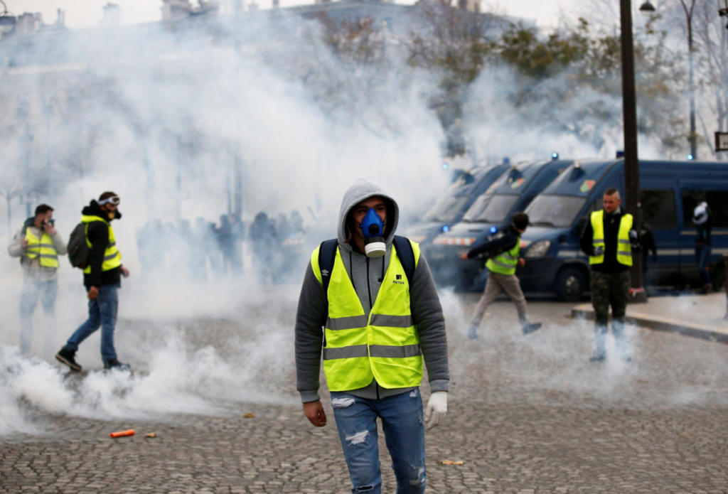 Πεδίο μάχης το Παρίσι – Συλλήψεις και δακρυγόνα ενάντια στα “κίτρινα γιλέκα” [pics – video]