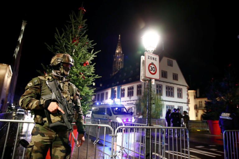 Ένοπλος έσπειρε τον τρόμο στη χριστουγεννιάτικη αγορά του Στρασβούργου! Νεκροί και τραυματίες - Ταυτοποιήθηκε ο δράστης