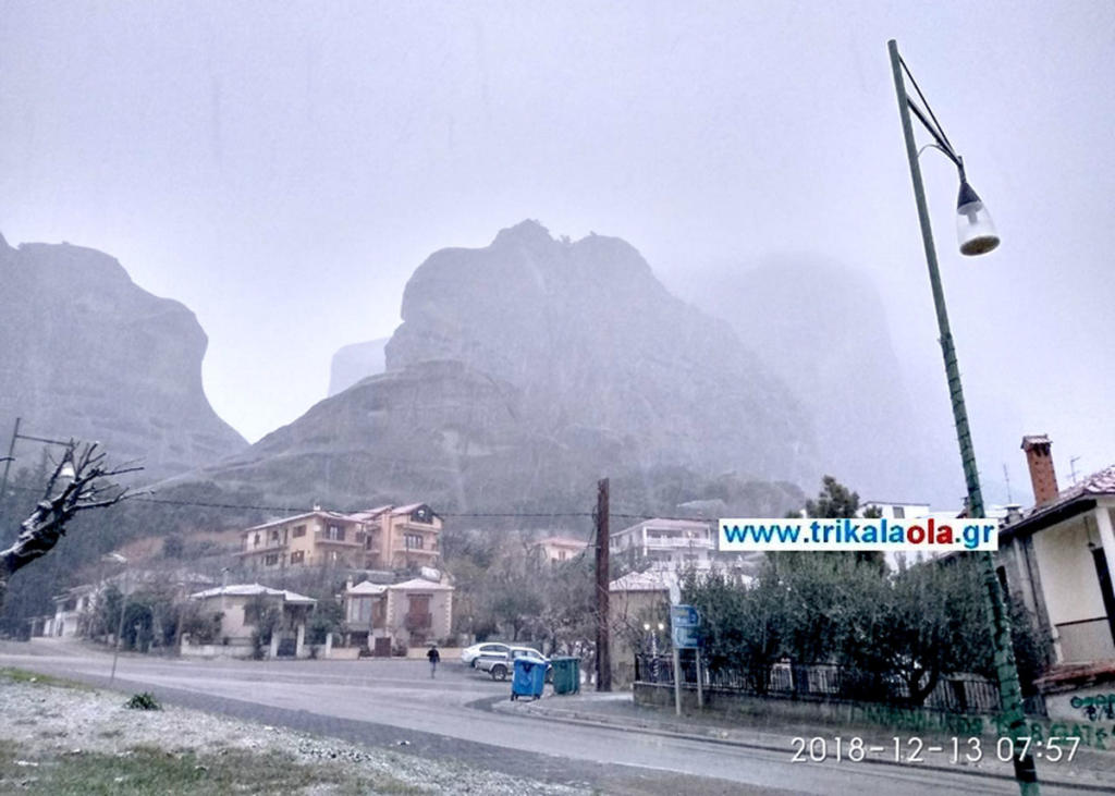 Καιρός: Χιονίζει στην Καλαμπάκα