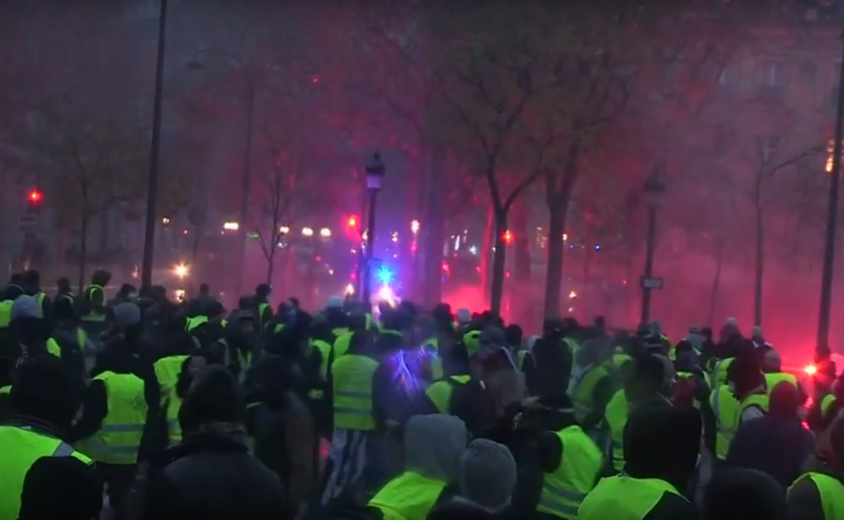 Παρίσι – κίτρινα γιλέκα: 107 συλλήψεις από την Αστυνομία – Πεδίο μάχης οι δρόμοι