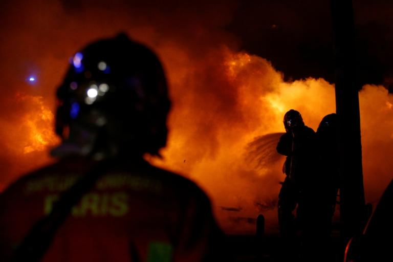 Μακρόν: Επαγγελματίες ταραξίες με “Κίτρινα Γιλέκα” καίνε το Παρίσι - 95 τραυματίες – Τουλάχιστον 224 συλλήψεις – [Video, pics]