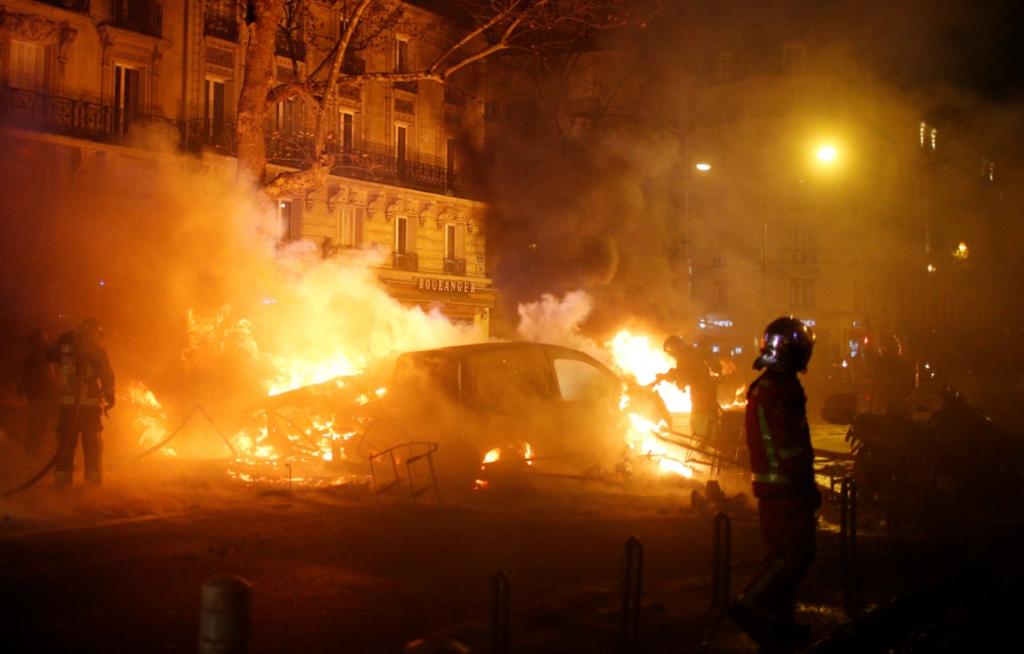 Ένας νεκρός κατά τη διάρκεια των βίαιων επεισοδίων με τα “κίτρινα γιλέκα”