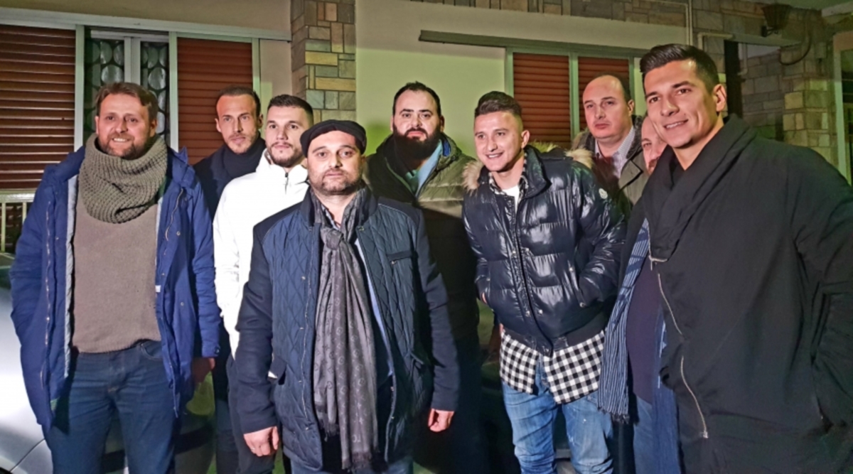 Επισκέφτηκαν τον διαιτητή Τζήλο ποδοσφαιριστές της ΑΕΛ – Προσέφεραν μπάλα και φανέλα της ομάδας
