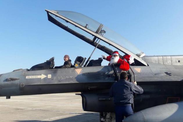 Ο Άγιος Βασίλης άφησε το έλκηθρο και πήγε στη Λάρισα με F-16 ! [pics]