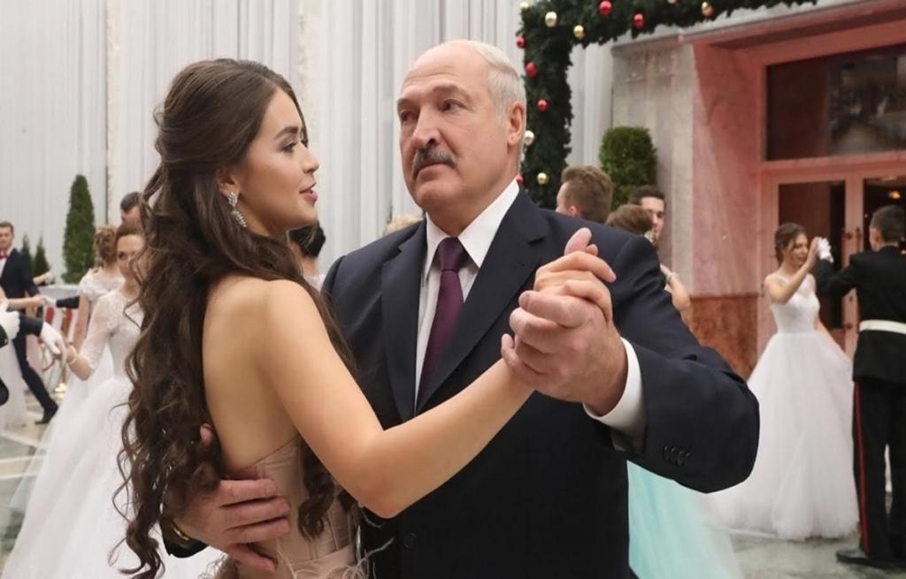 Ο πρόεδρος της Λευκορωσίας χορεύει με την ωραιότερη γυναίκα της Ευρώπης και… λιώνει! [pics, video]
