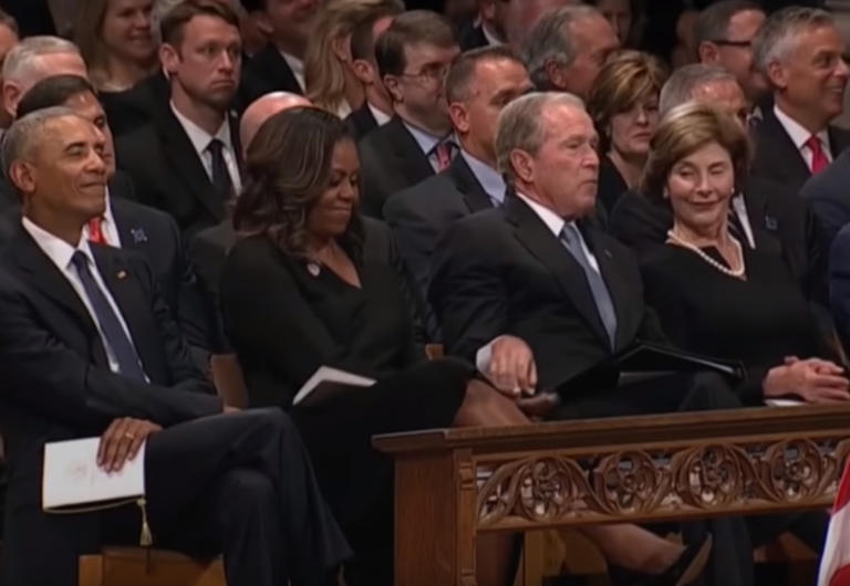 Το έκανε ξανά ο Τζορτζ Μπους – Έδωσε… καραμελίτσα στην Μισέλ Ομπάμα στην κηδεία του πατέρα του – video