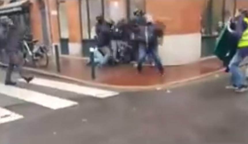 Κίτρινα γιλέκα: Σοκαριστικό βίντεο αστυνομικής βίας – Έξι άτομα ξυλοκοπούν άγρια διαδηλωτή!
