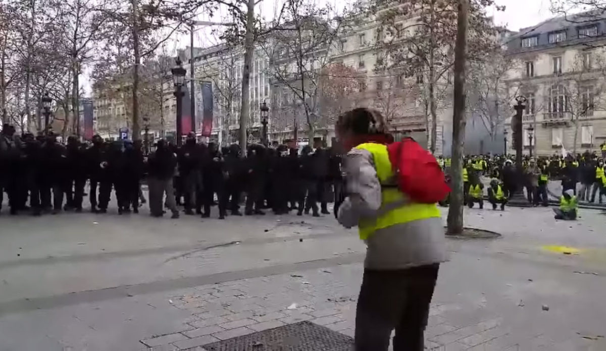 Παρίσι: Πυροβόλησαν διαδηλωτή από κοντά με πλαστική σφαίρα