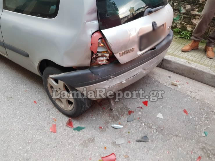 Λαμία: Έπεσε σε παρκαρισμένα αυτοκίνητα και κατέληξε σε μαντρότοιχο – Οι εικόνες του νέου σοβαρού τροχαίου [pics]