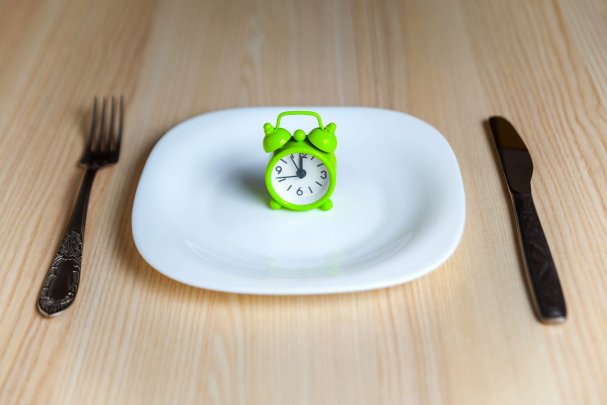 Δίαιτα: Πώς γίνεται η ενδιάμεση (διαλείπουσα) νηστεία – Τι ισχύει με αδυνάτισμα και πρόληψη ασθενειών