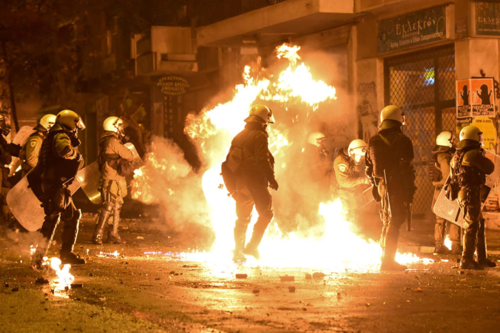 Τρεις ανήλικοι και δυο αλλοδαποί μεταξύ των συλληφθέντων για τα επεισόδια στην Αθήνα!