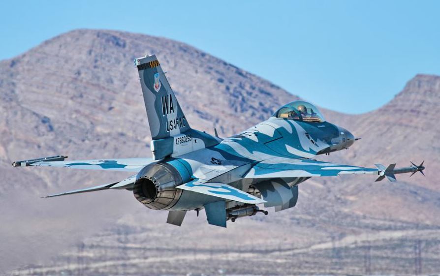 Αυτά είναι τα “ρωσικά” F-16 της Πολεμικής Αεροπορίας των ΗΠΑ που “τρομάζουν” τη Μόσχα! [pics,vid]