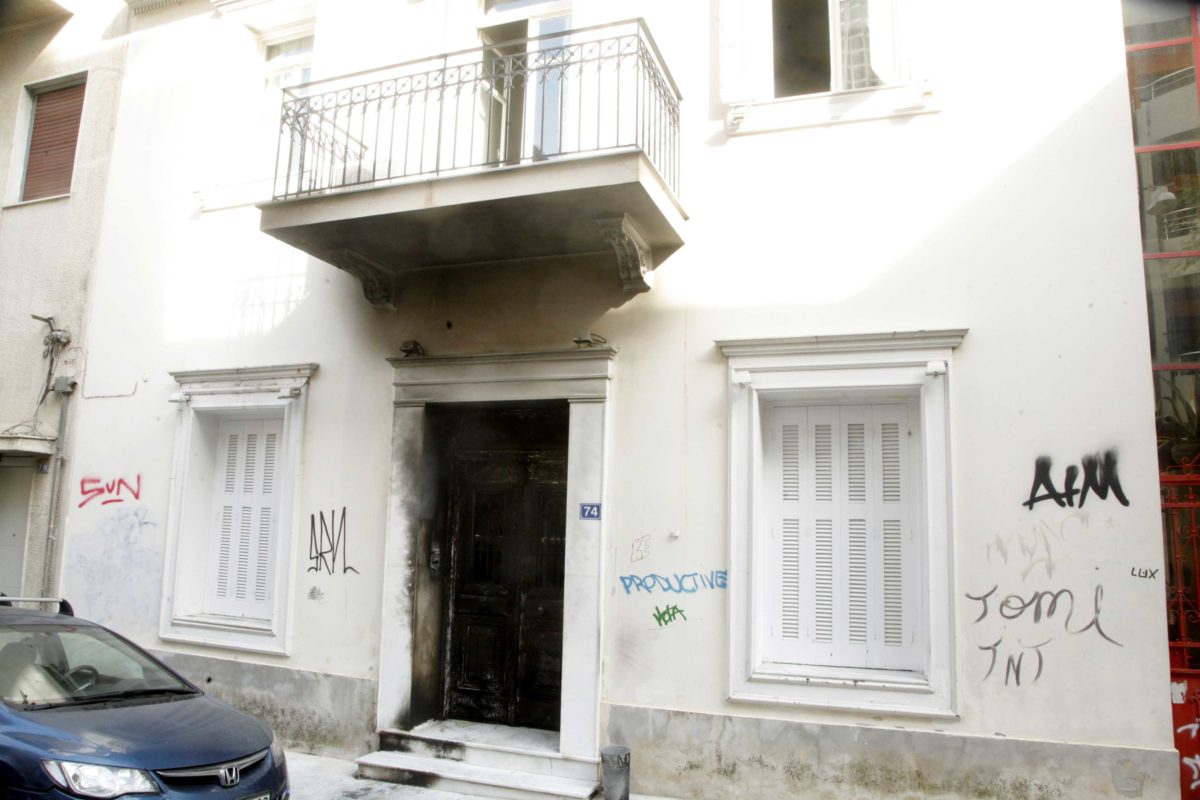 19 προσαγωγές για την επίθεση με μολότοφ στο σπίτι του Αλέκου Φλαμπουράρη