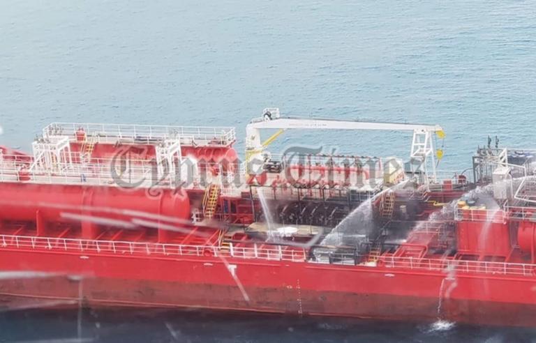 Επτά Έλληνες ναυτικοί στο πετρελαιοφόρο “Athlos”, όπου έγινε έκρηξη – Video ντοκουμέντο