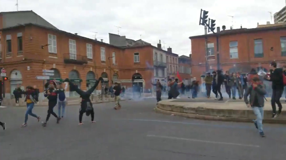Γαλλία: Νέες συγκρούσεις σε μαθητικές διαδηλώσεις στην Λιόν – 39 συλλήψεις και… ένα κατακόρυφο [pics]