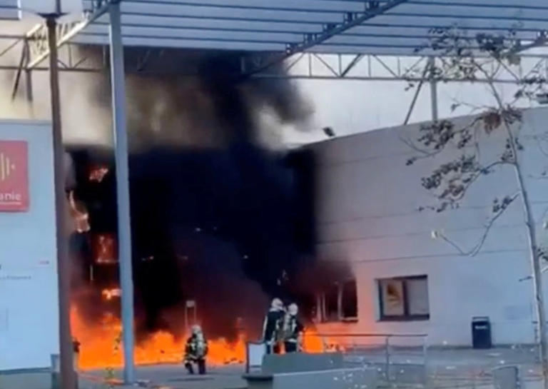 Νέα επεισόδια έξω από λύκεια στο Παρίσι – Πήρε φωτιά σχολείο στην Τουλούζη [pics]