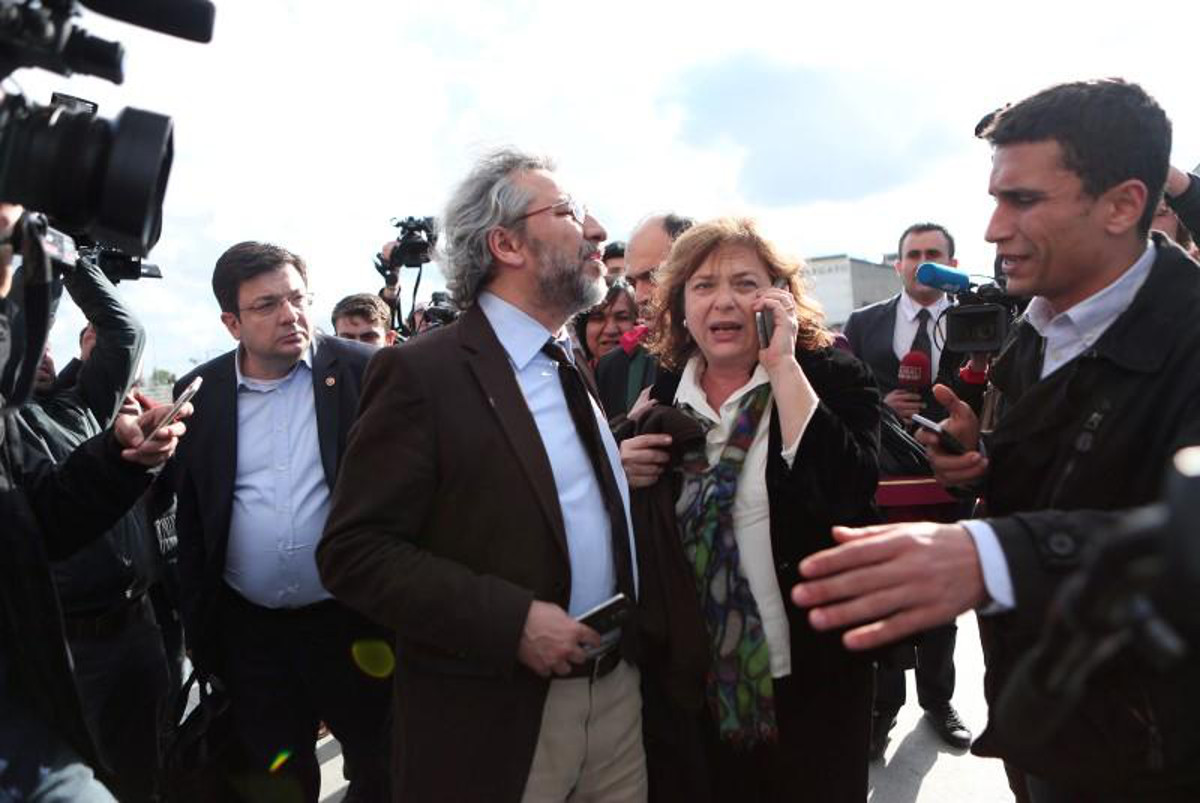 Τουρκία: Ένταλμα σύλληψης για τον αντιφρονούντα δημοσιογράφο Τζαν Ντουντάρ